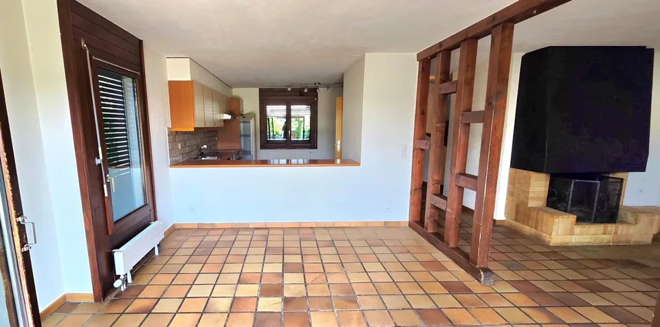 Bellissima casa a schiera a Delémont con garage privato