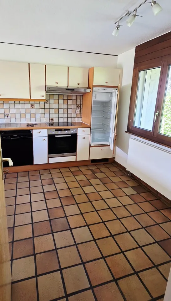 Bellissima casa a schiera a Delémont con garage privato