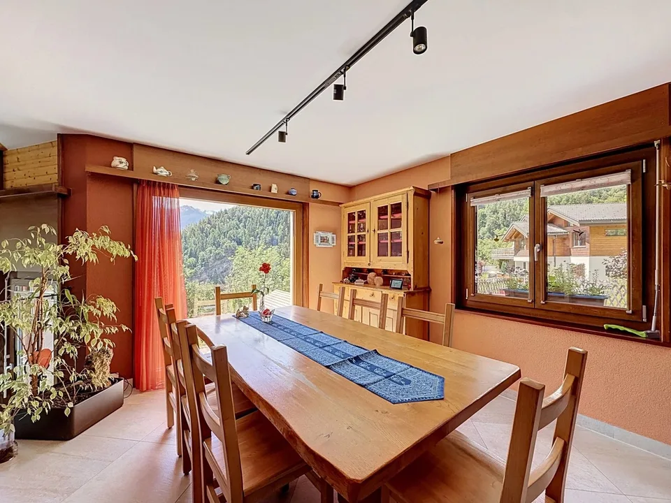 Villa mit Charme und überdachter Terrasse sowie Ausblick auf Chamoson
