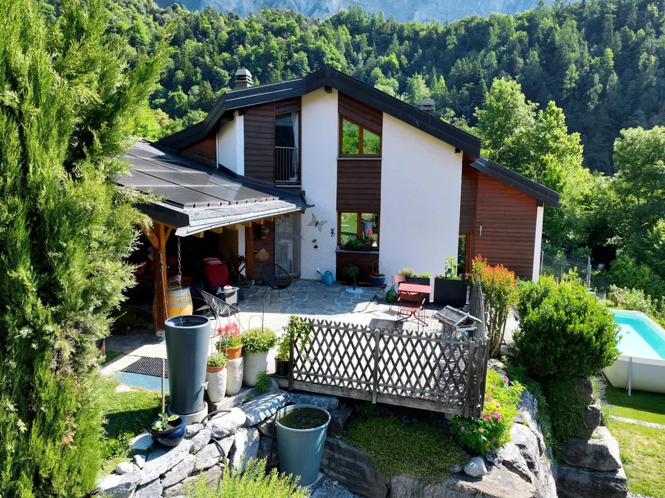 Villa mit Charme und überdachter Terrasse sowie Ausblick auf Chamoson