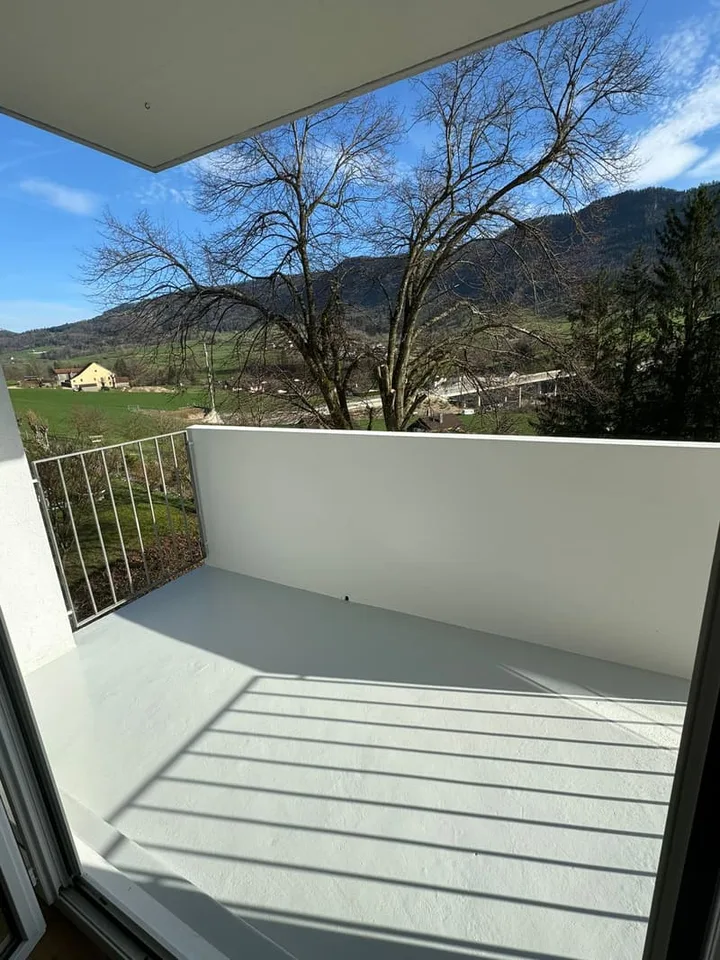 Maison multifamiliale attrayante à Moutier – 9 appartements, garages & balcons
