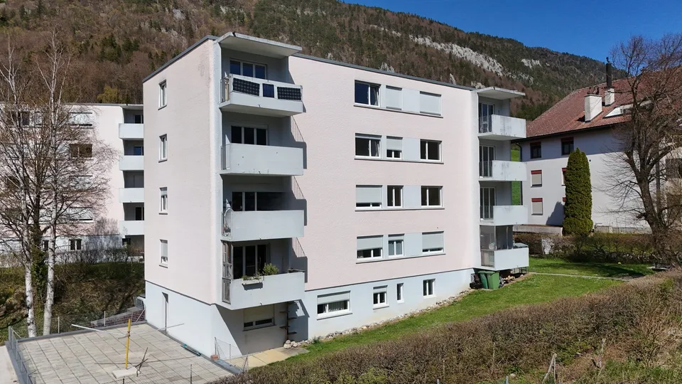 Maison multifamiliale attrayante à Moutier – 9 appartements, garages & balcons