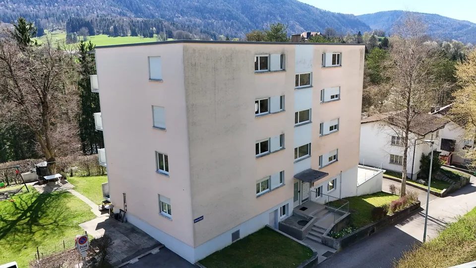 Maison multifamiliale attrayante à Moutier – 9 appartements, garages & balcons