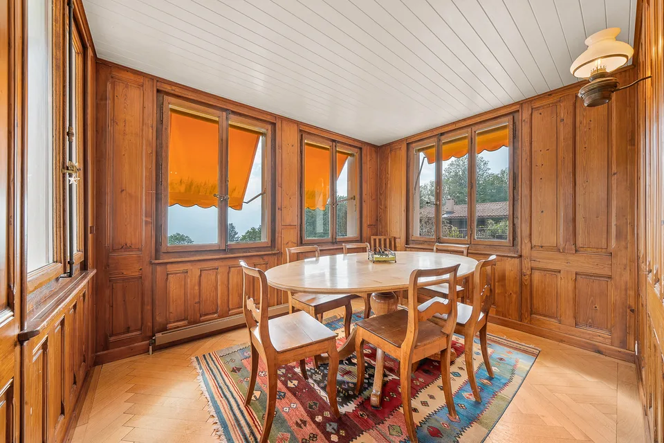 Schönes individuelles Haus mit einer atemberaubenden Aussicht auf den See