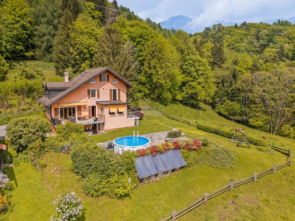 Schönes individuelles Haus mit einer atemberaubenden Aussicht auf den See