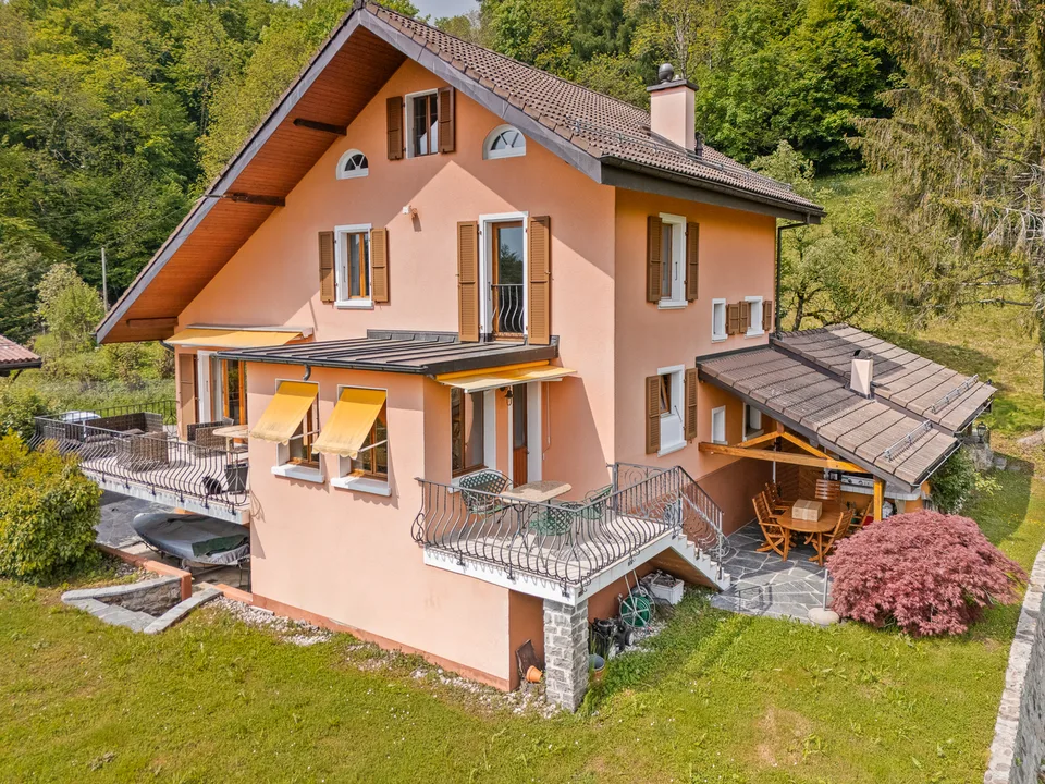 Superbe maison individuelle offrant une magnifique vue sur le lac