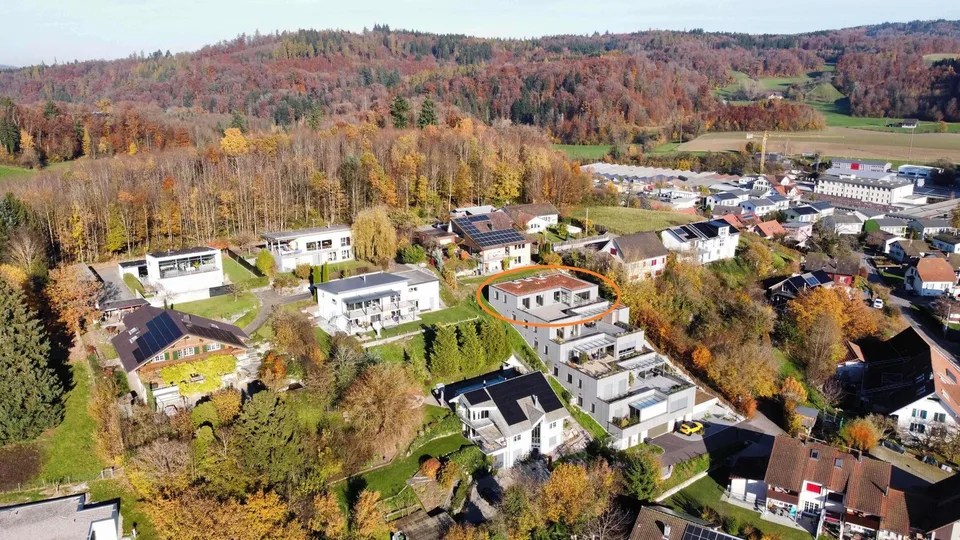 Appartement en attique avec grande terrasse incluant deux places de parking en sous-sol dans un endroit calme.