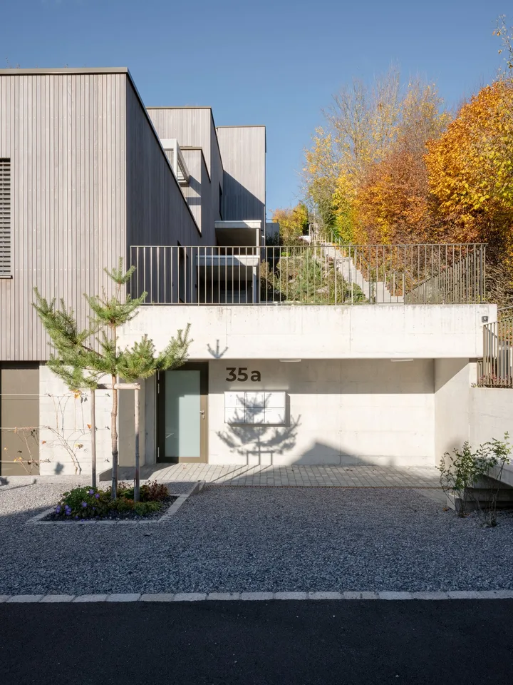 Appartement en attique avec grande terrasse incluant deux places de parking en sous-sol dans un endroit calme.