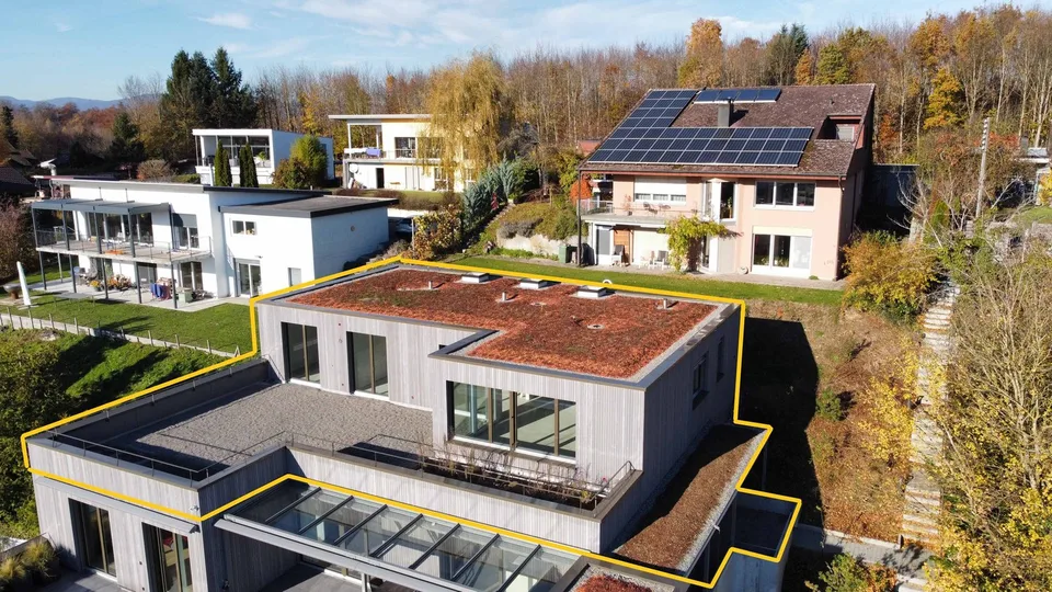Appartement en attique avec grande terrasse incluant deux places de parking en sous-sol dans un endroit calme.