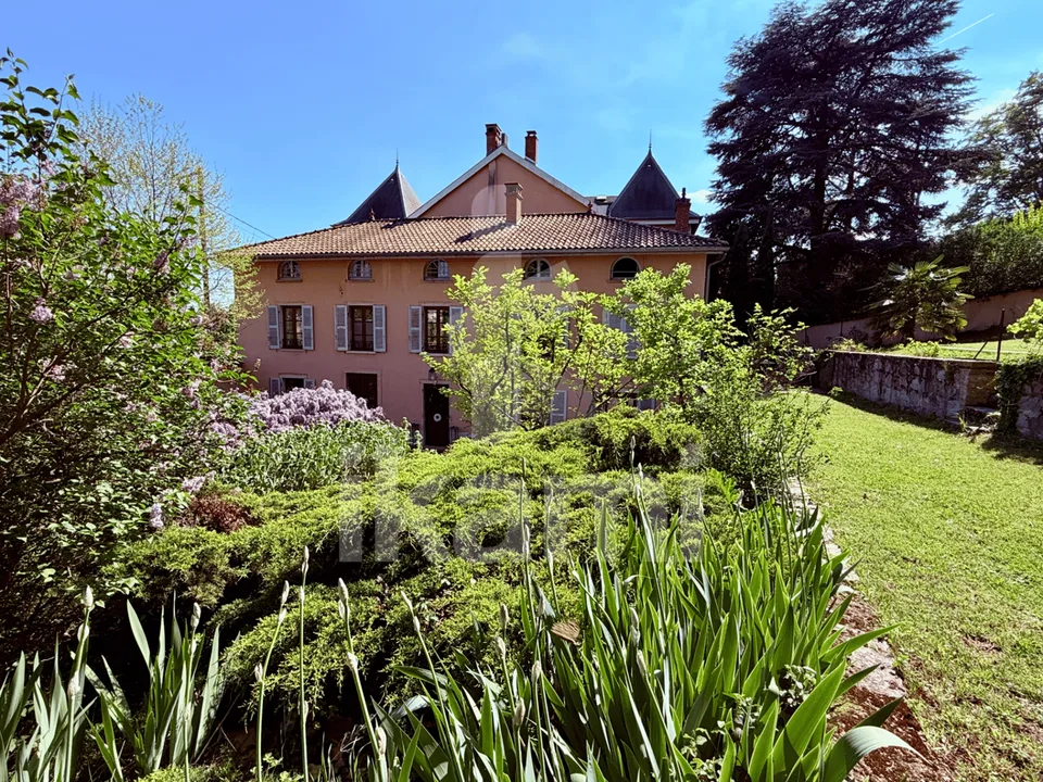 Propriété de caractère - T10 - 1 700m² de parc