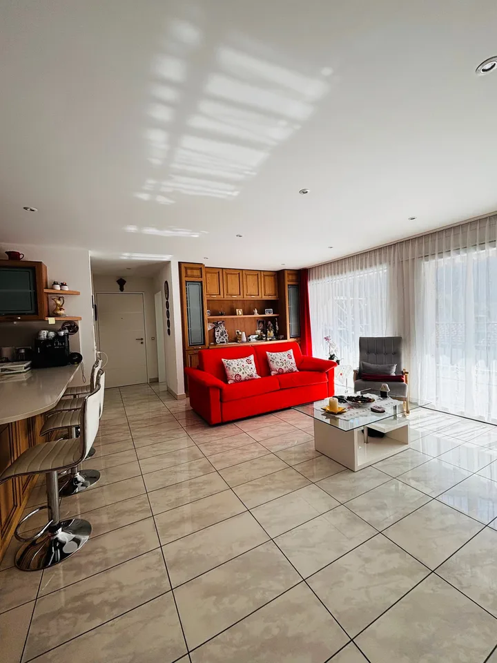 Eleganza e tranquillità: 5.5 locali a Grono con vista sulla campagna!