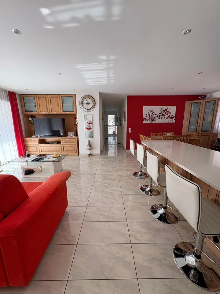 Eleganza e tranquillità: 5.5 locali a Grono con vista sulla campagna!
