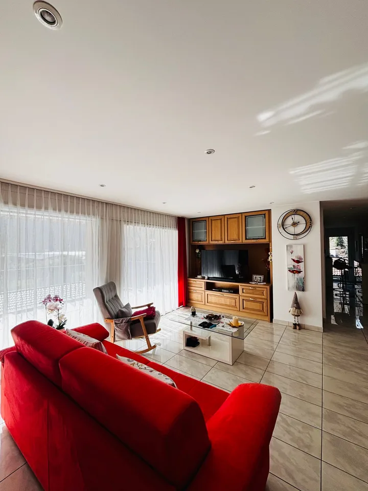 Eleganza e tranquillità: 5.5 locali a Grono con vista sulla campagna!