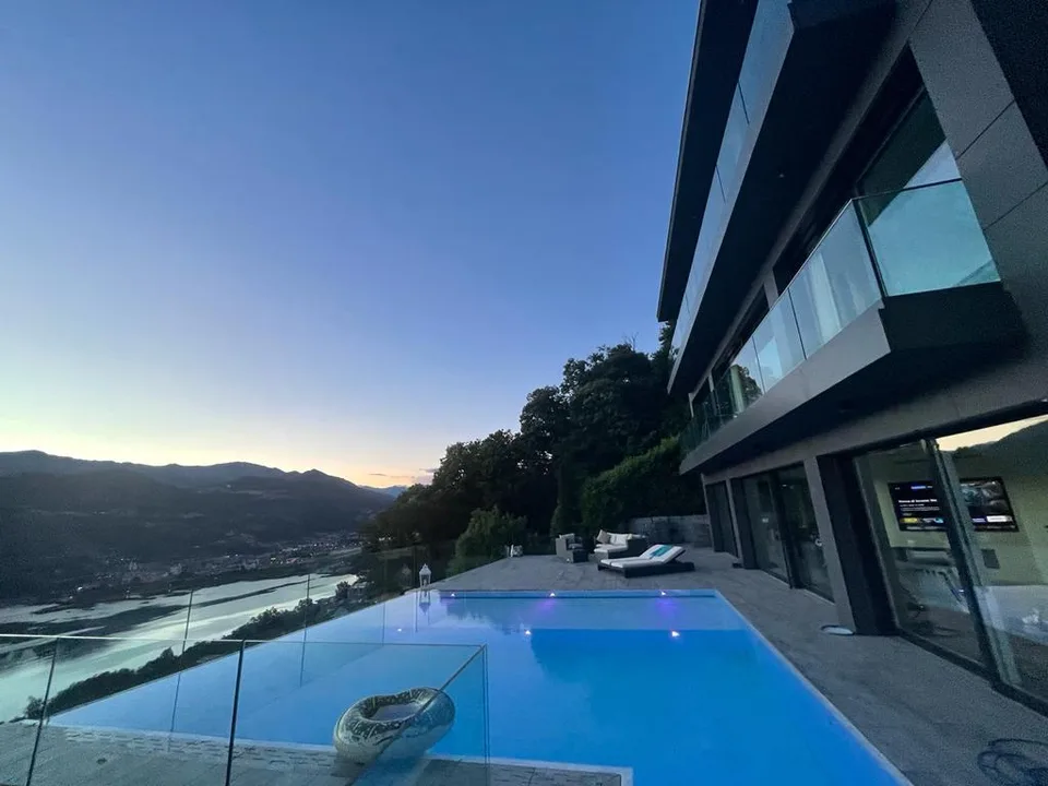 Hochwertige Villa (mit 2 App.) Infinity-Pool und atemberaubender Seeblick mit 8 Schlafzimmern – Foto 11 von 18