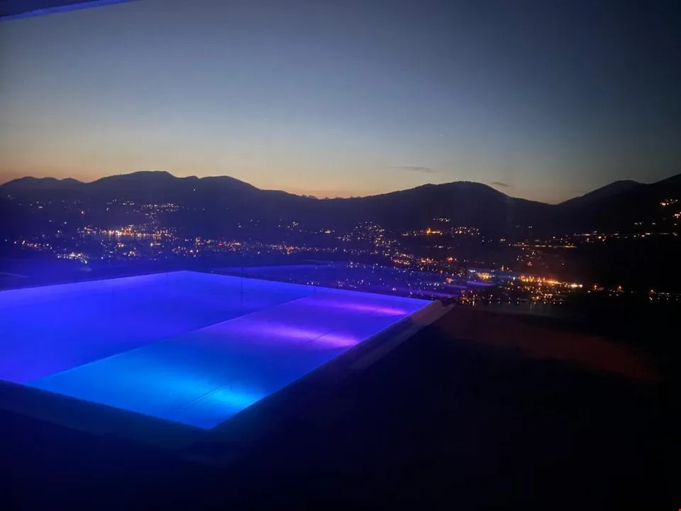 HIGH STANDING  Villa (con 2 app.) Infinity Pool e splendida Vista Lago con 8 stanze da letto
