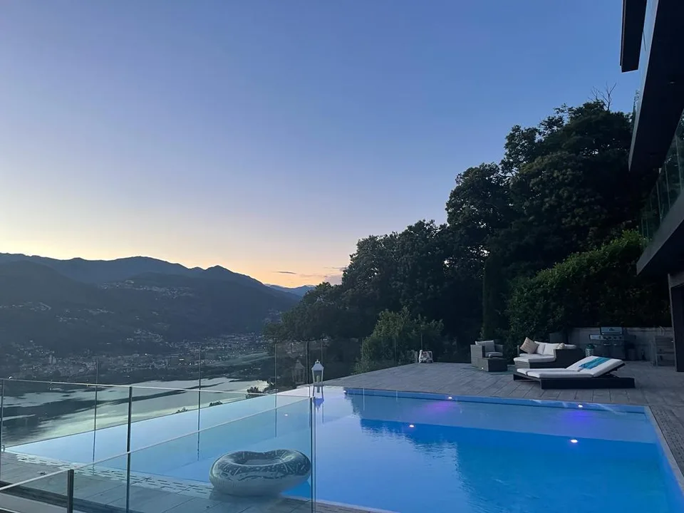 Hochwertige Villa (mit 2 App.) Infinity-Pool und atemberaubender Seeblick mit 8 Schlafzimmern – Foto 7 von 18