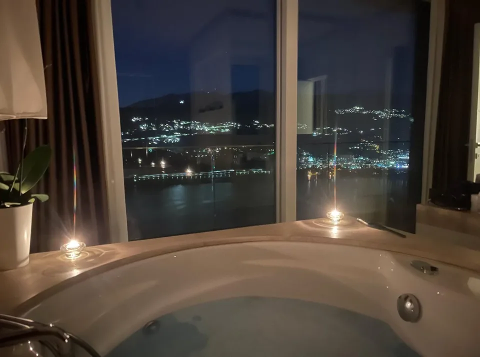 Hochwertige Villa (mit 2 App.) Infinity-Pool und atemberaubender Seeblick mit 8 Schlafzimmern – Foto 12 von 18