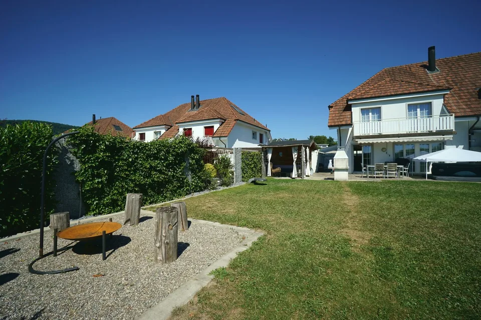 Sonniges 5.5-Zi. Doppeleinfamilienhaus mit grosszügigem Garten, Hobbyraum und Garage