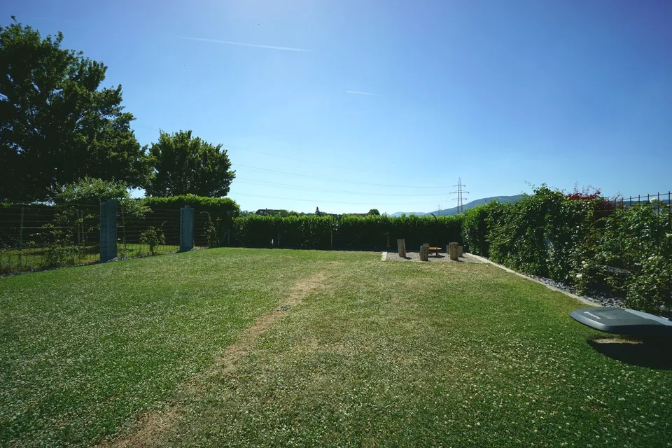 Sonniges 5.5-Zi. Doppeleinfamilienhaus mit grosszügigem Garten, Hobbyraum und Garage