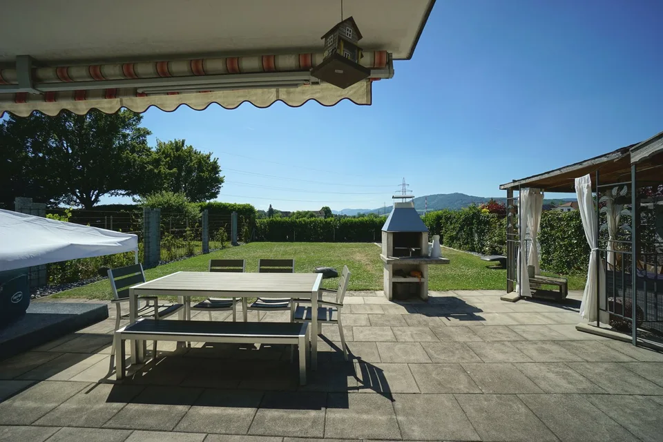 Sonniges 5.5-Zi. Doppeleinfamilienhaus mit grosszügigem Garten, Hobbyraum und Garage