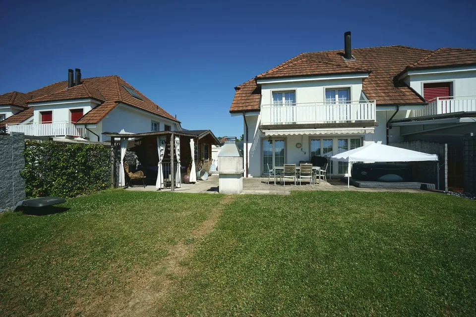 Sonniges 5.5-Zi. Doppeleinfamilienhaus mit grosszügigem Garten, Hobbyraum und Garage