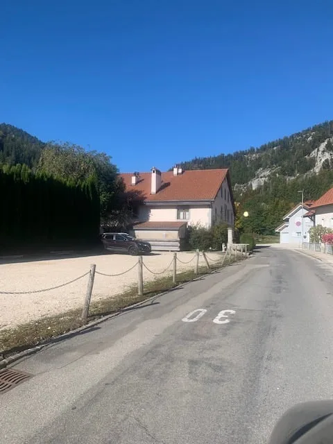 Verkauf eines renovierten alten Mietshauses, 10 Wohnungen, Parkplatz, großes Grundstück