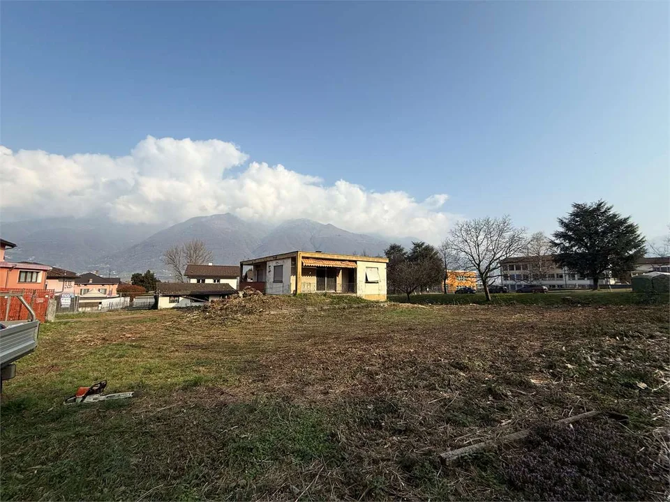 Vendesi terreno edificabile