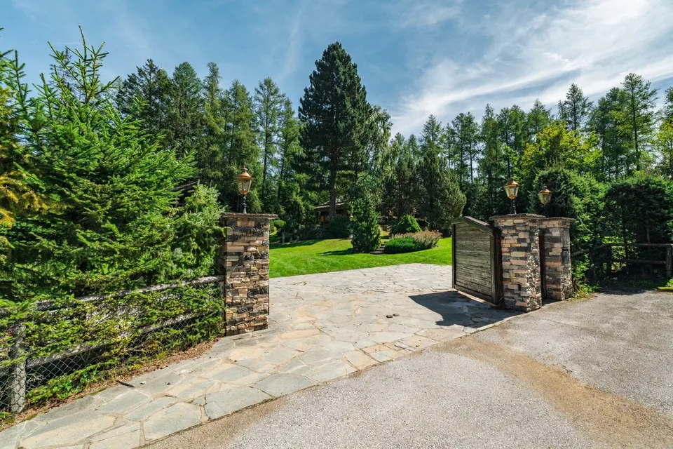 Exceptional Chalet Just Steps from the Crans-Montana Golf Course