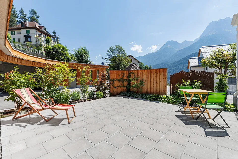 Habitation moderne avec une terrasse magnifique