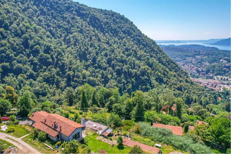 Villa zur Renovierung mit herrlicher Seeblick und großem privatem Garten