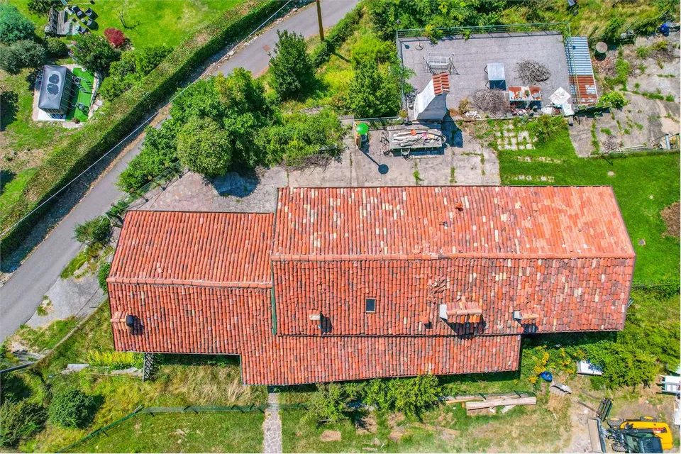 Villa zur Renovierung mit herrlicher Seeblick und großem privatem Garten