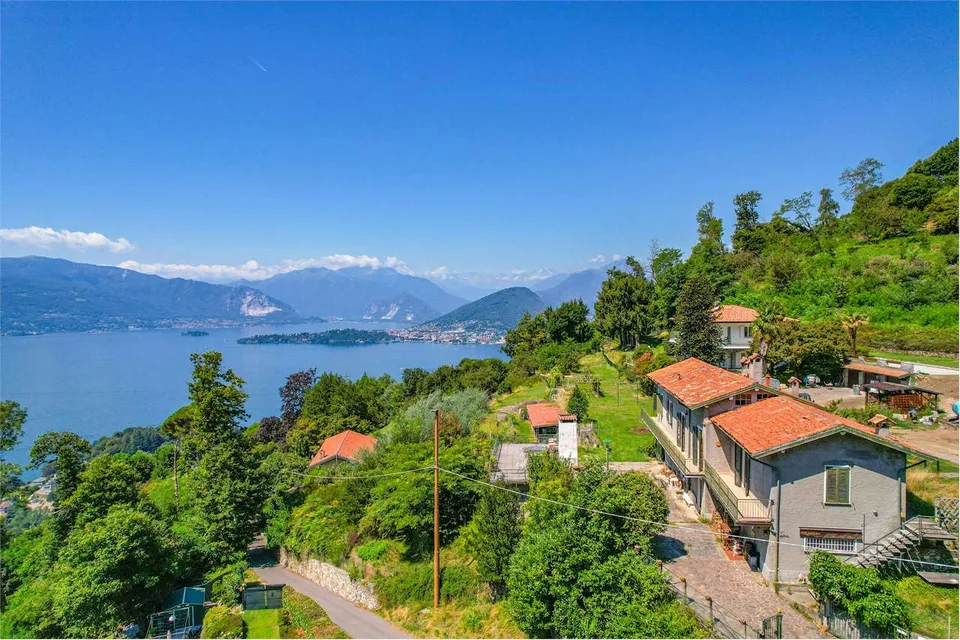 Villa zur Renovierung mit herrlicher Seeblick und großem privatem Garten