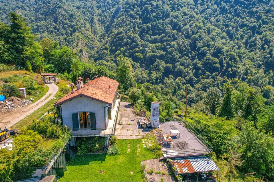 Villa zur Renovierung mit herrlicher Seeblick und großem privatem Garten