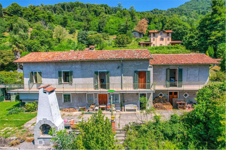 Villa da ristrutturare con bellissima vista lago e ampio giardino priv