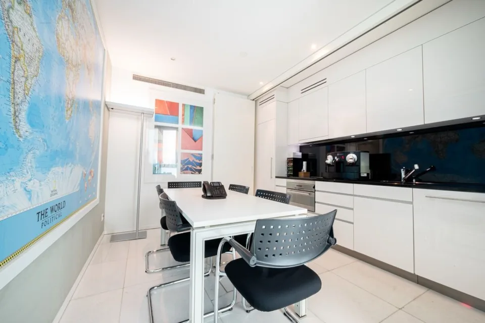 Prestigioso ufficio vista lago all'interno del Palazzo Mantegazza