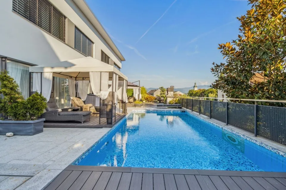 TRAUMVILLA MIT SWIMMINGPOOL UND GROSSZÜGIGEN WOHNRAUM // DREAM VILLA WITH SWIMMINGPOOL AND GENEROUS LIVING SPACE