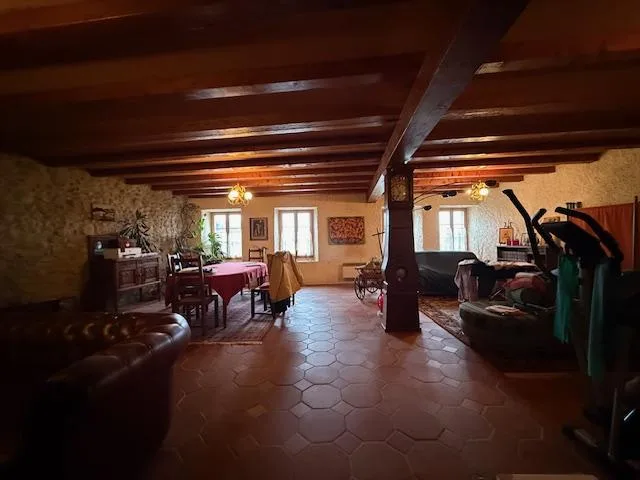 Casa di villaggio con grande potenziale di valorizzazione