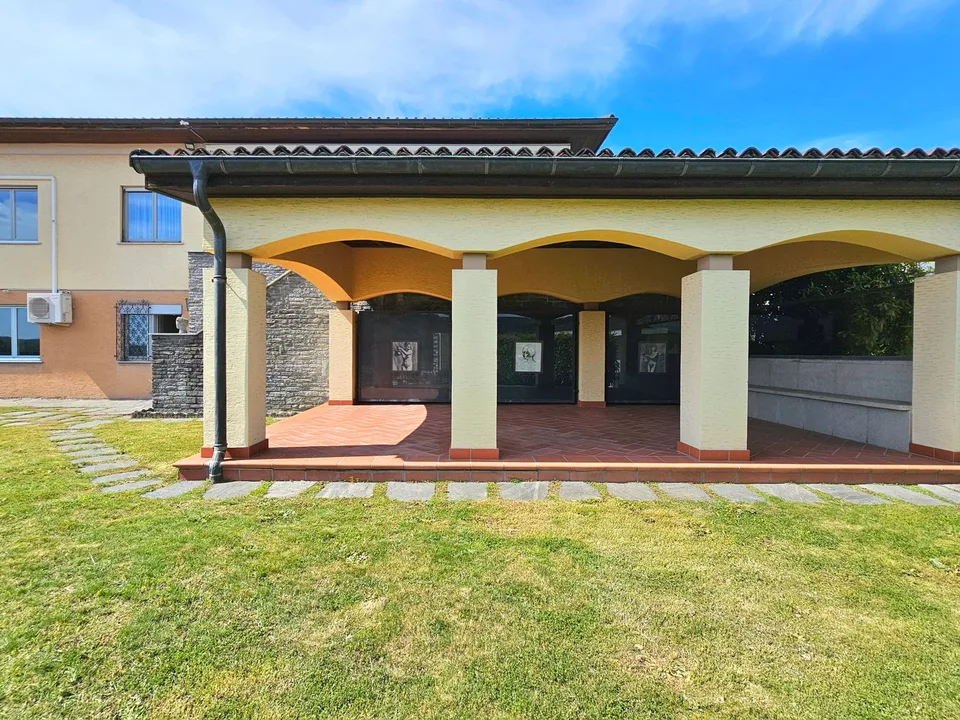 Balerna: Villa signorile con ampio giardino, terrazze, piscina e vista aperta nel verde – foto 18 di 23