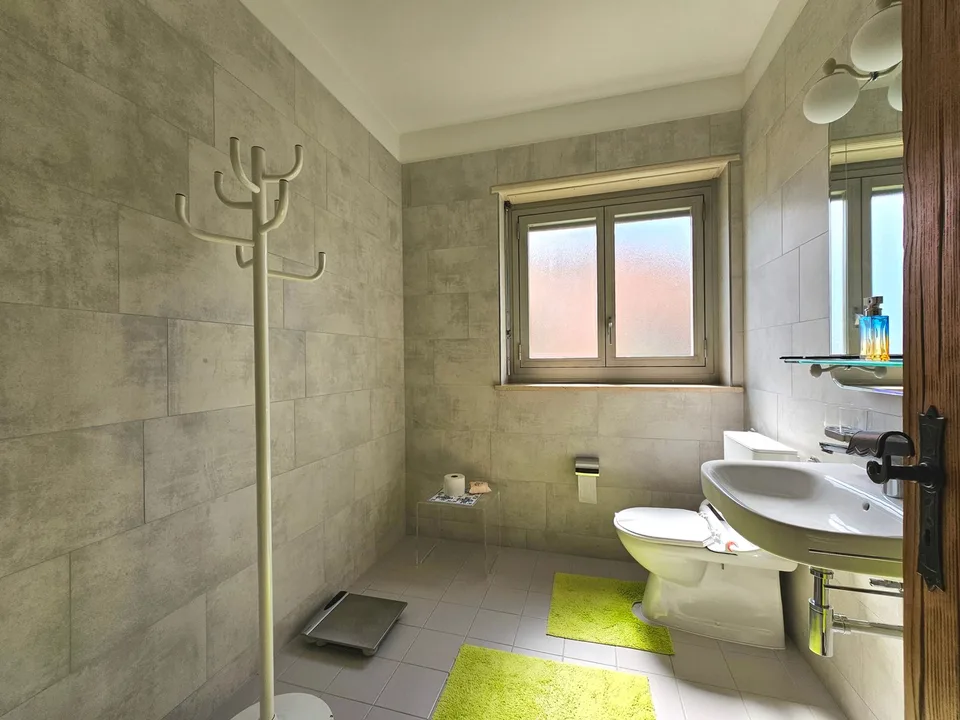 Balerna: Villa signorile con ampio giardino, terrazze, piscina e vista aperta nel verde – foto 16 di 23