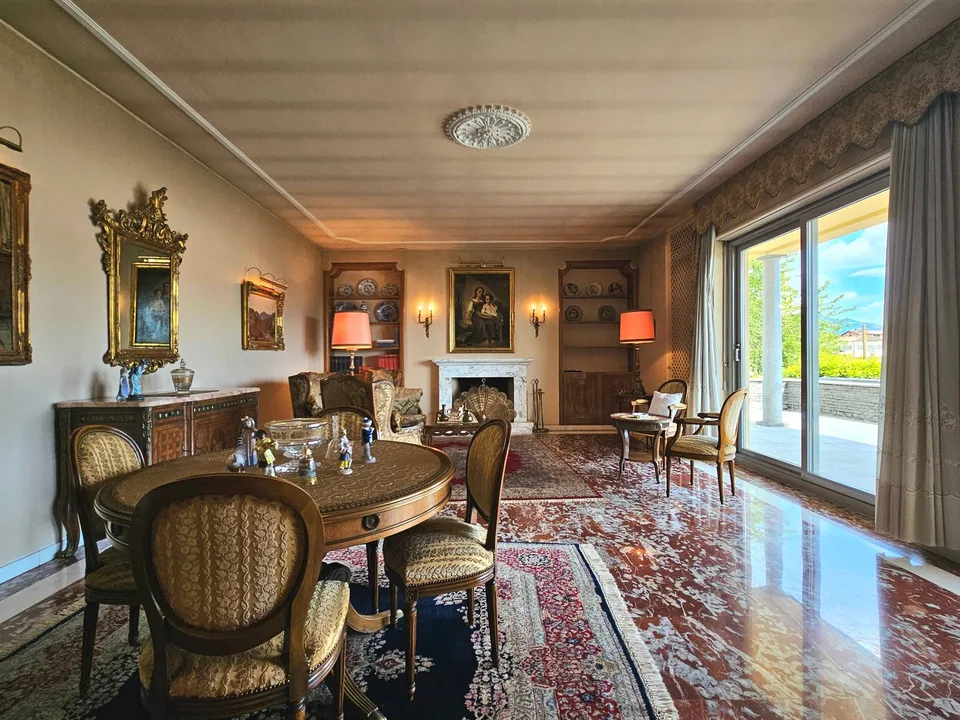 Balerna: Villa signorile con ampio giardino, terrazze, piscina e vista aperta nel verde