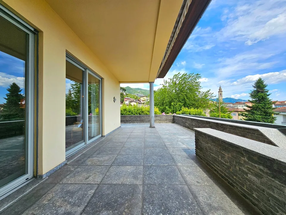 Balerna: Villa signorile con ampio giardino, terrazze, piscina e vista aperta nel verde