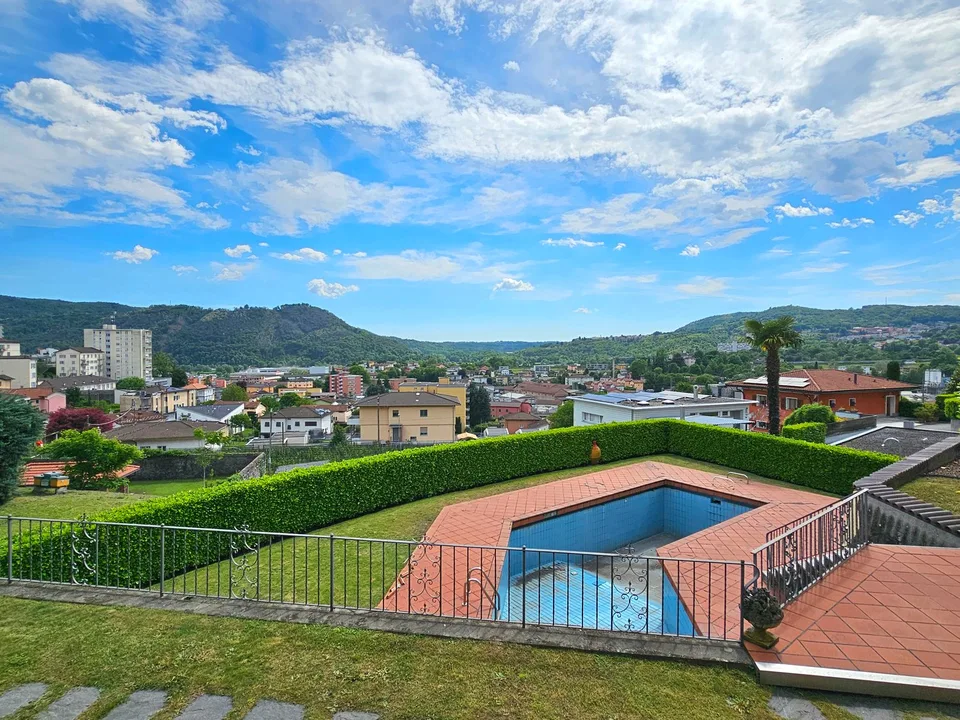 Balerna: Villa signorile con ampio giardino, terrazze, piscina e vista aperta nel verde