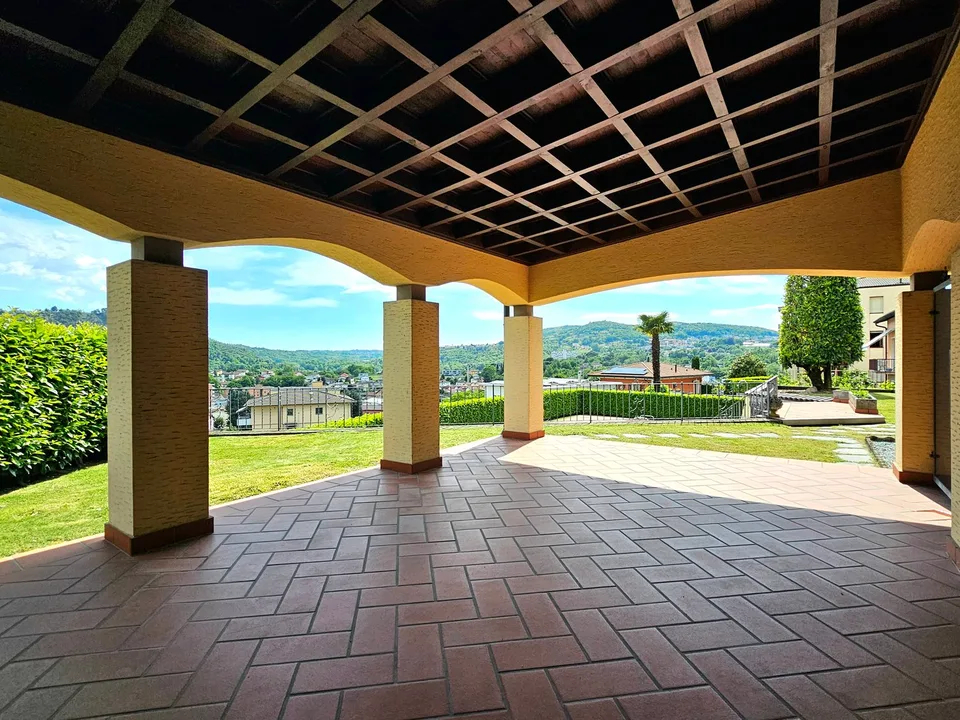 Balerna: Villa signorile con ampio giardino, terrazze, piscina e vista aperta nel verde – foto 19 di 23