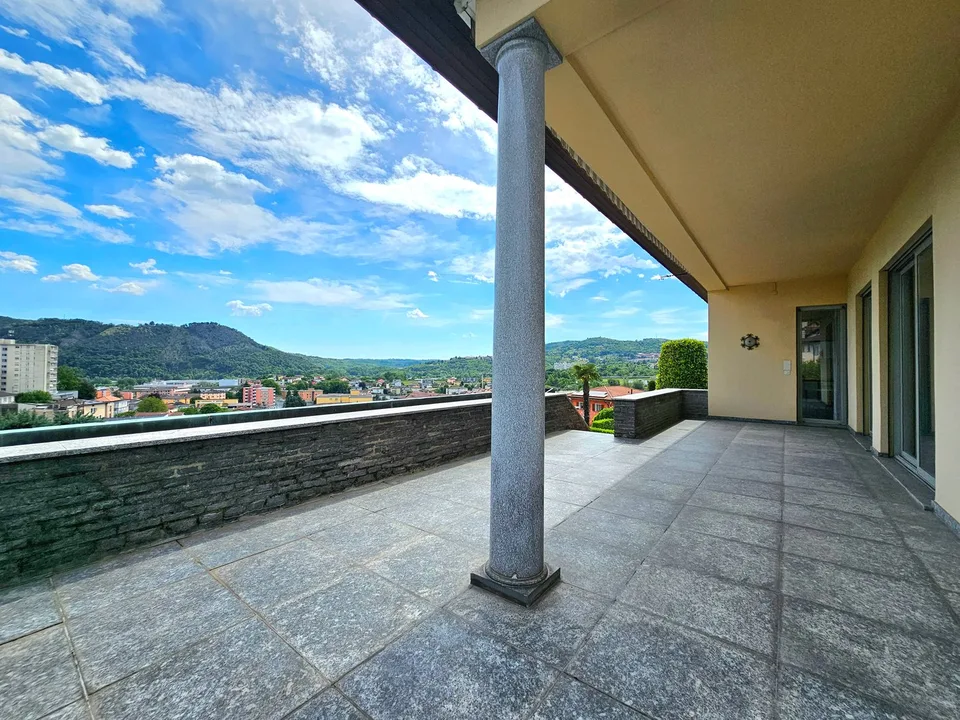 Balerna: Villa signorile con ampio giardino, terrazze, piscina e vista aperta nel verde