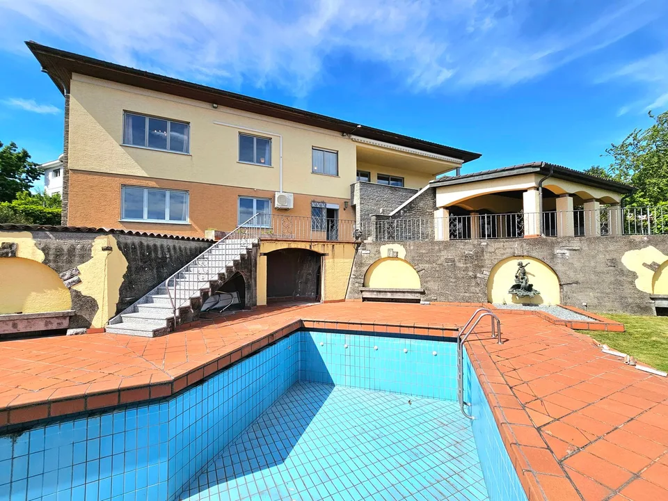 Balerna: Villa signorile con ampio giardino, terrazze, piscina e vista aperta nel verde – foto 17 di 23