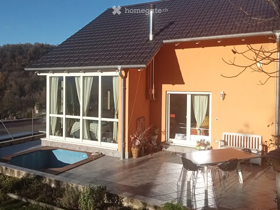 Vendesi casa unifamiliare con giardino
