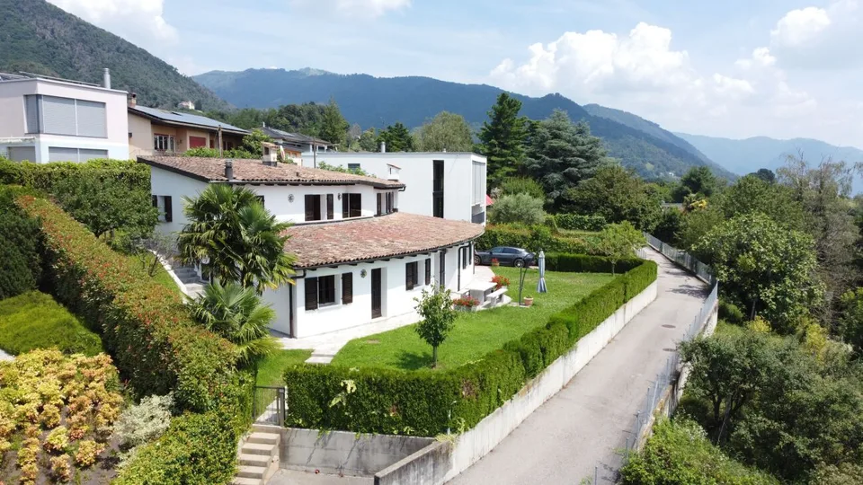 Bella villa con giardino e vista aperta sui vigneti