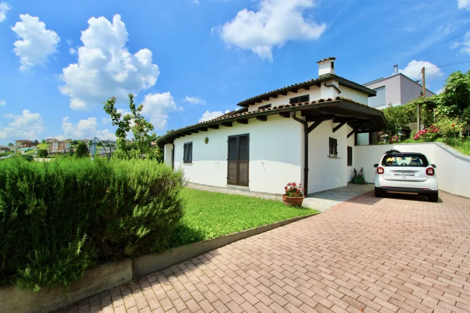 Bella villa con giardino e vista aperta sui vigneti
