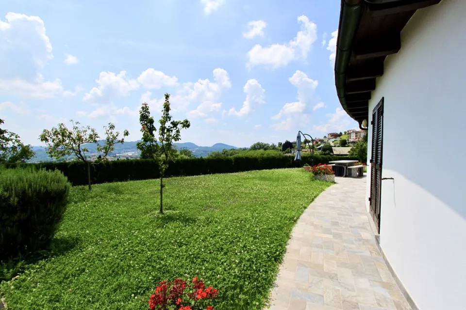 Bella villa con giardino e vista aperta sui vigneti