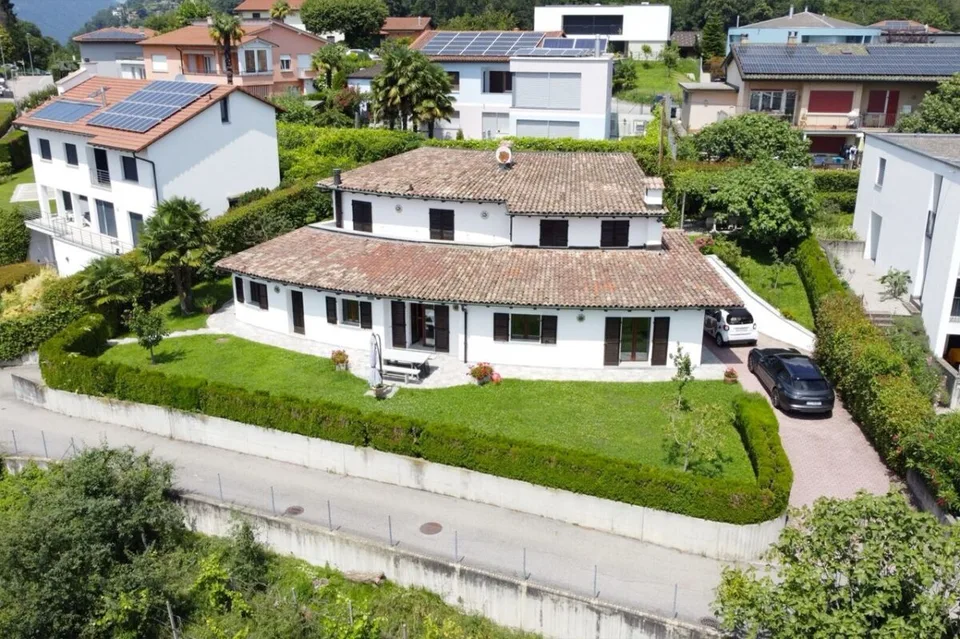 Schöne Villa mit Garten und freiem Blick auf die Weinberge